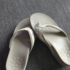 Vionic Cream Comfort Sandals